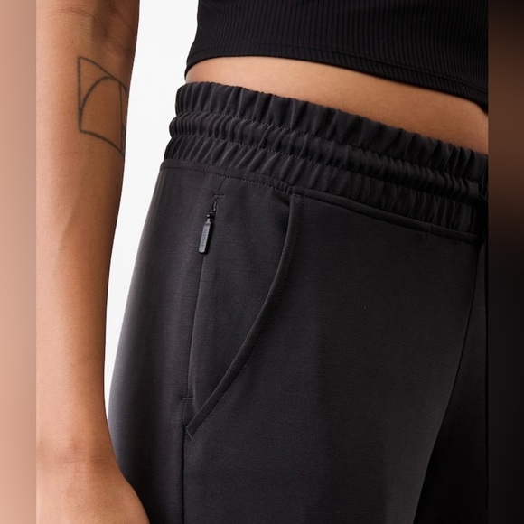 NWT-Athleta Black Seasoft Pant, Large - Picture 2 of 8